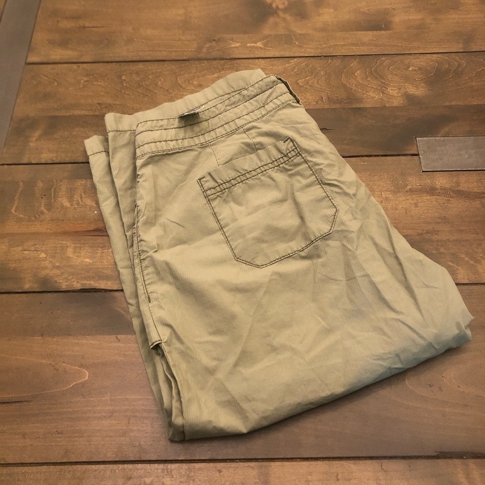 Izod Capri Pants